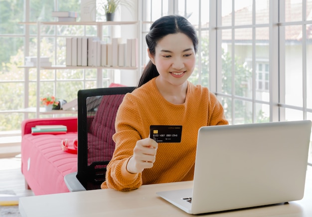 Femme reste à la maison et carte de crédit