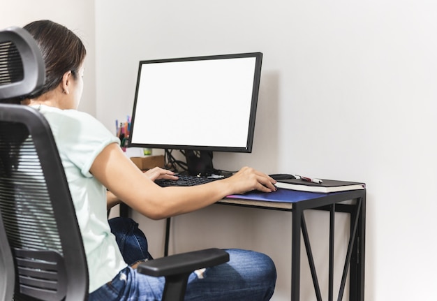 Femme reste à la maison travaillant sur ordinateur à la maison