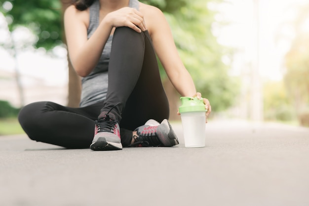 Femme reste pendant le jogging dans le parc