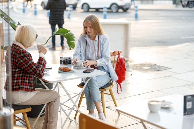 Femme à la retraite et jeune femme appréciant le café au café