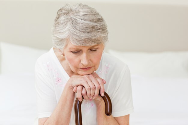 Femme à la retraite avec son bâton de marche