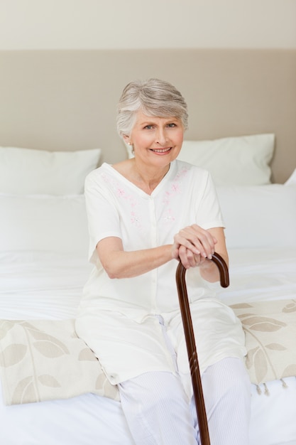 Femme à la retraite avec son bâton de marche
