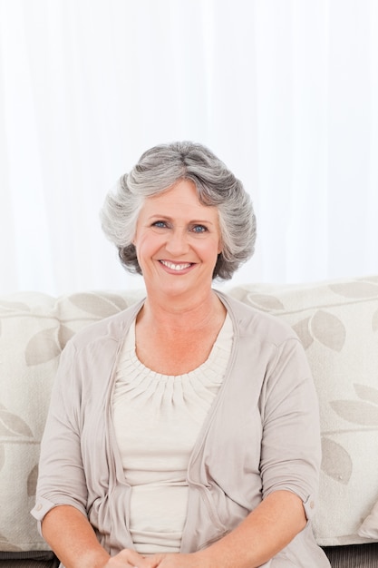 Femme à la retraite souriante