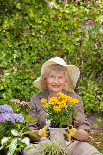 Femme retraitée travaillant dans le jardin