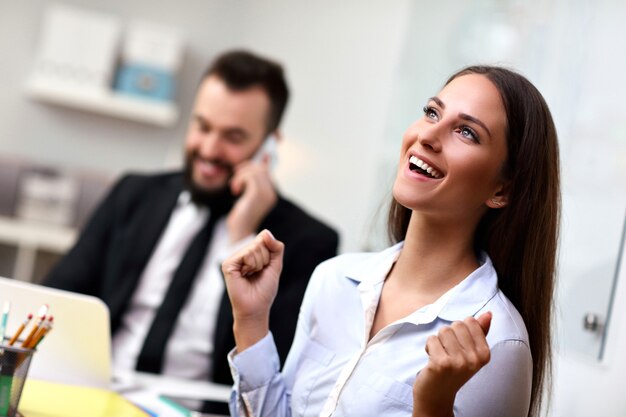 femme réussie au bureau