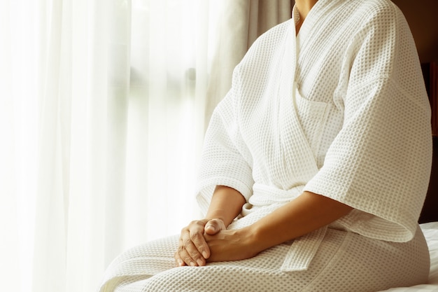 Femme réveillée le matin dans une chambre moderne.