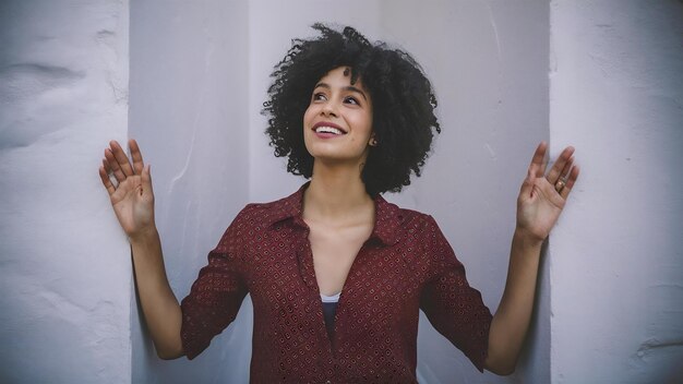 Photo femme rêveuse et passionnée regardant dans le coin supérieur gauche avec admiration imaginant quelque chose et smi