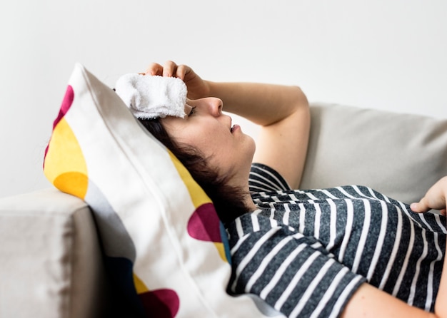 Femme avec un rhume et une fièvre élevée