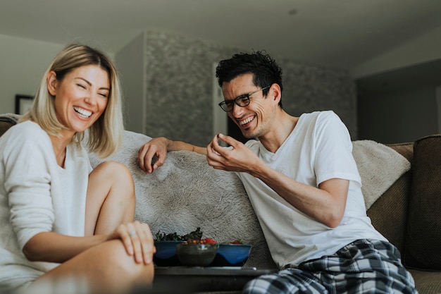 Femme, rire, à, son drôle petit ami