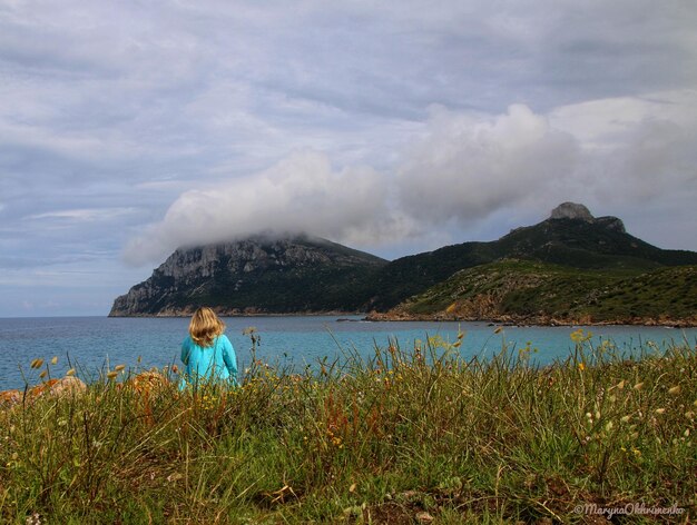 Photo une femme sur le rivage d'un lac contre le ciel