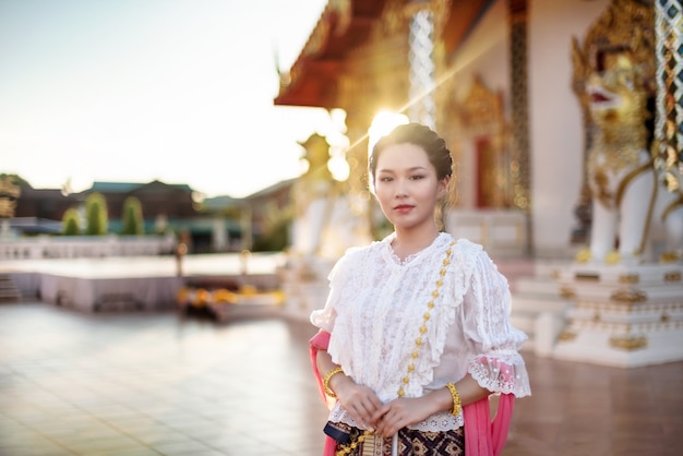 Femme en robe asiatique traditionnelle