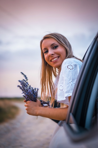 Femme en robe blanche dans un champ de lavande