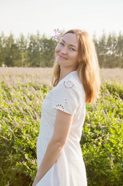 femme en robe blanche sur un pré.