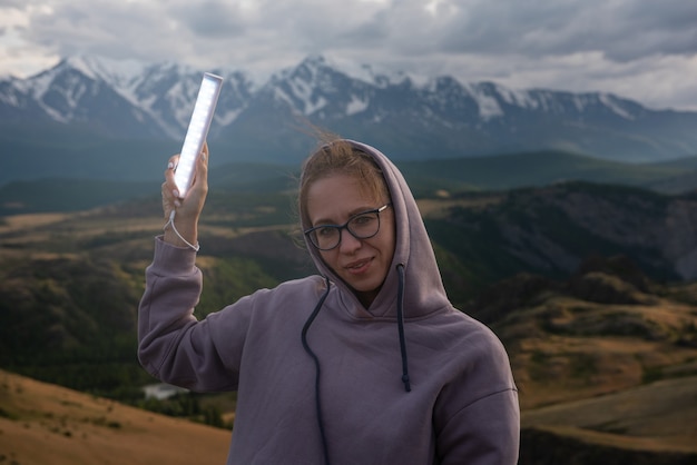 Femme en robe bleue dans les montagnes de l'altaï d'été