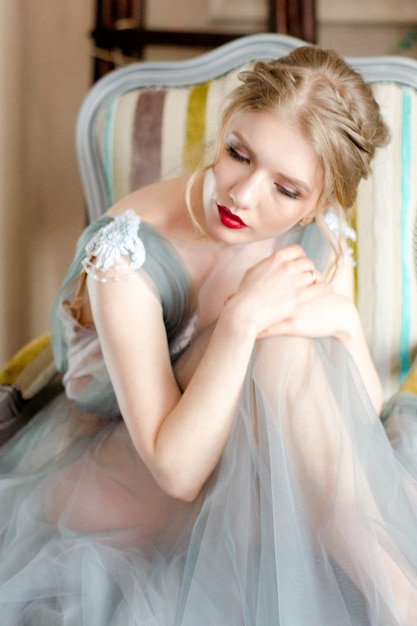 Femme en robe boudoir en tulle