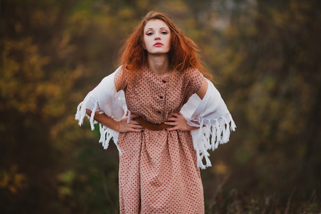 Femme en robe et châle