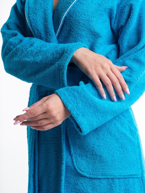 Photo femme en robe de chambre lumineuse annonce les détails des vêtements sur un fond blanc isolé