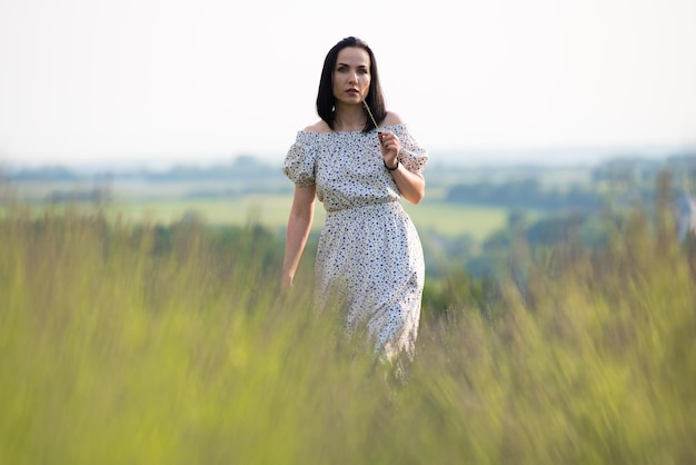 Une femme en robe avec une fleur sur le bas