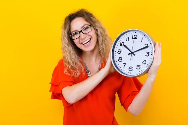 Femme en robe avec des horloges