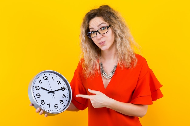 Femme en robe avec des horloges