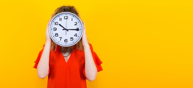 Femme en robe avec des horloges