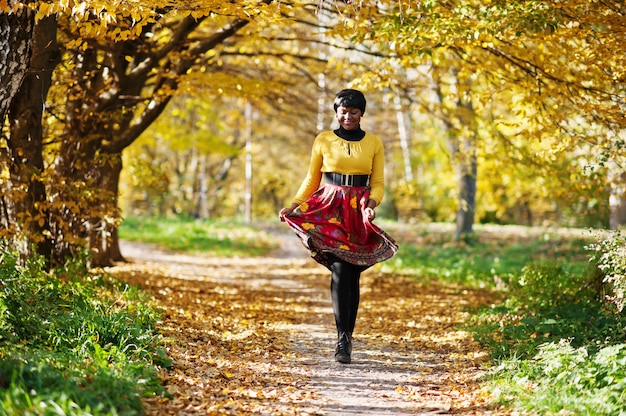 Photo femme en robe jaune et rouge au parc automne automne doré