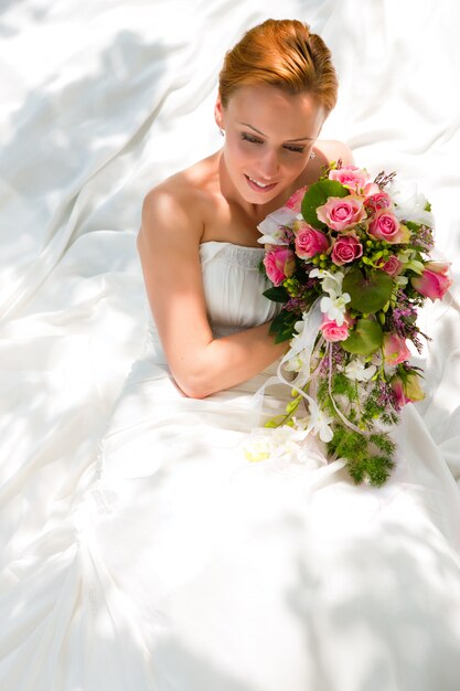 Femme, robe mariage, bouquet fleurs