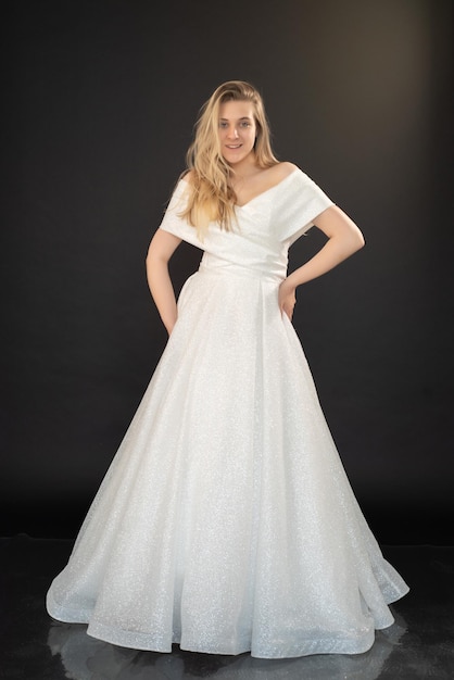 Une femme en robe de mariée blanche