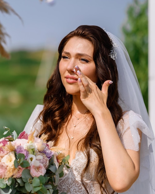 Femme en robe de mariée pleurant tout en écoutant le serment d'amour et la salutation