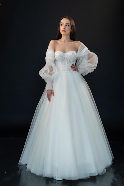 Une femme en robe de mariée