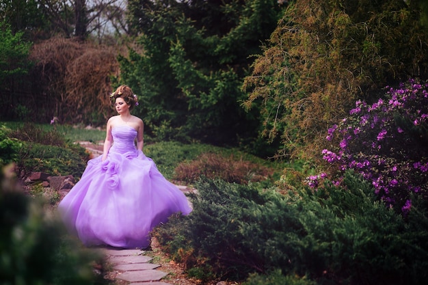 Femme en robe rose