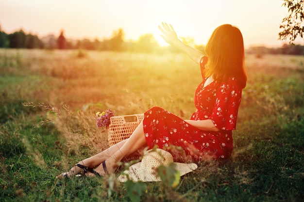 Femme en robe rouge appréciant la nature Thérapie par la nature pratique d'écothérapie consistant à être dans la nature pour stimuler la croissance et la guérison de la santé mentale Se connecter avec la nature profite à la santé mentale