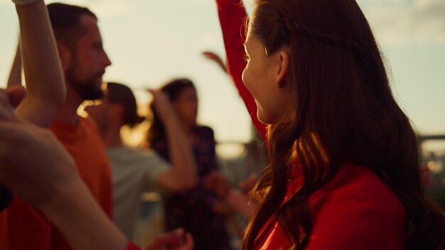 Photo une femme en robe rouge danse avec un homme en arrière-plan.