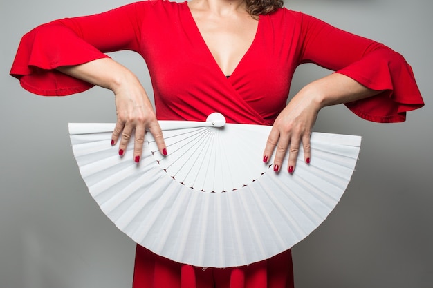 Femme en robe rouge avec éventail en papier flamenco