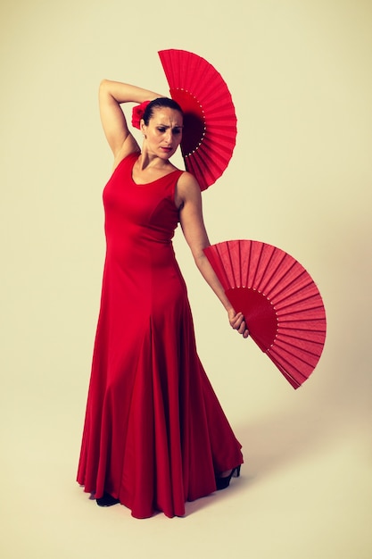 Femme en robe rouge et fan de danse flamenco