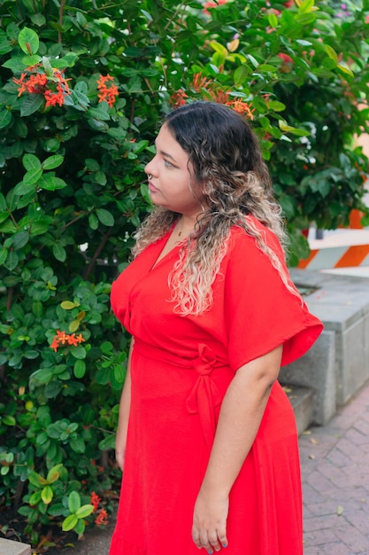 Femme en robe rouge marchant dans le parc