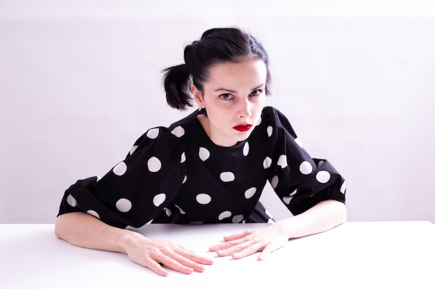 femme en robe de soirée noire à pois blancs