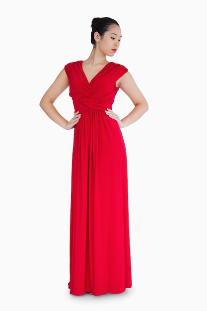 Femme en robe de soirée rouge