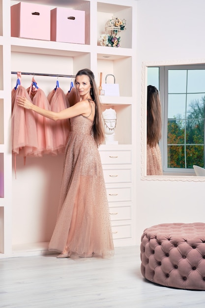 femme en robe de soirée en tulle