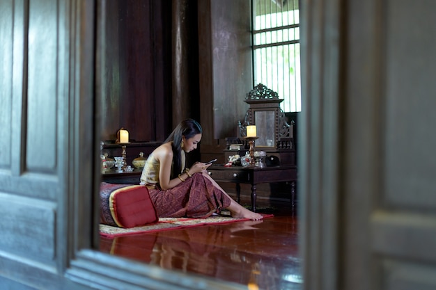 Photo femme en robe traditionnelle thaïlandaise