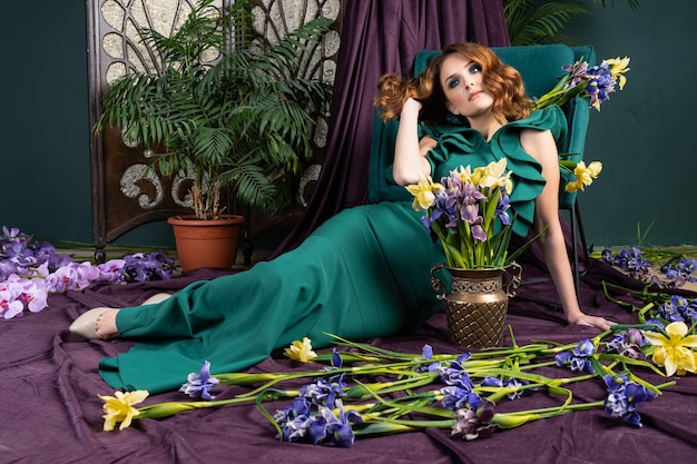 Femme en robe verte avec des fleurs