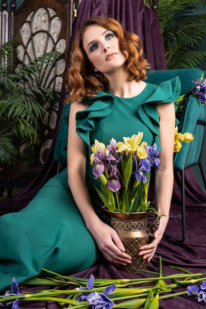 Femme en robe verte avec des fleurs