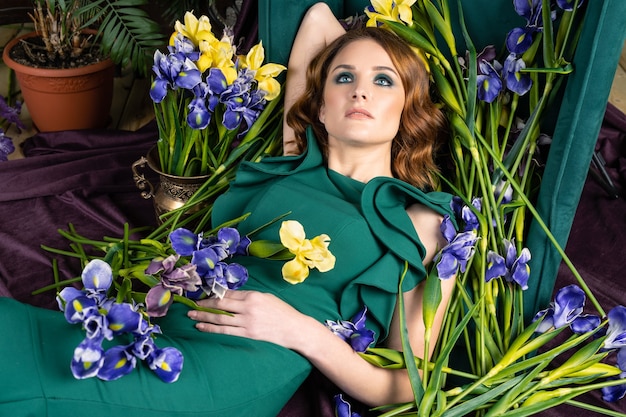 Femme en robe verte avec des fleurs