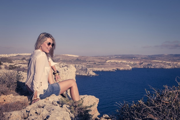 femme sur un rocher