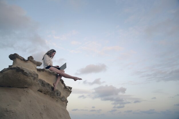 femme sur le rocher