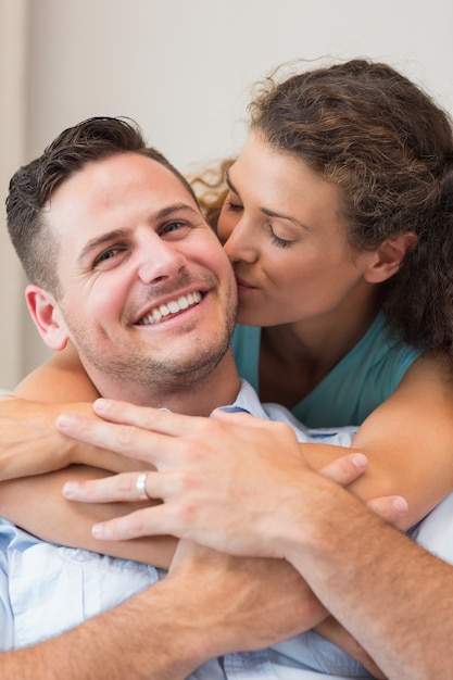 Femme romantique embrassant l&#39;homme