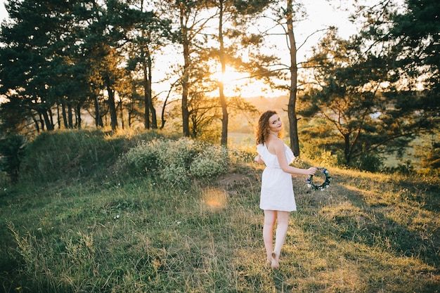 Femme romantique qui pose dans les bois