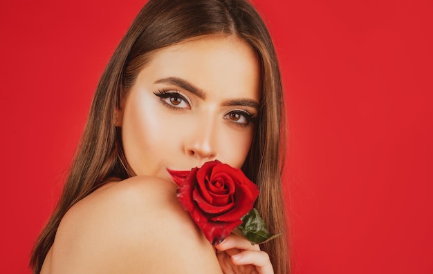 Femme avec rose rouge sur fond rouge Lèvres avec gros plan de rouge à lèvres Belle femme lèvres avec rose