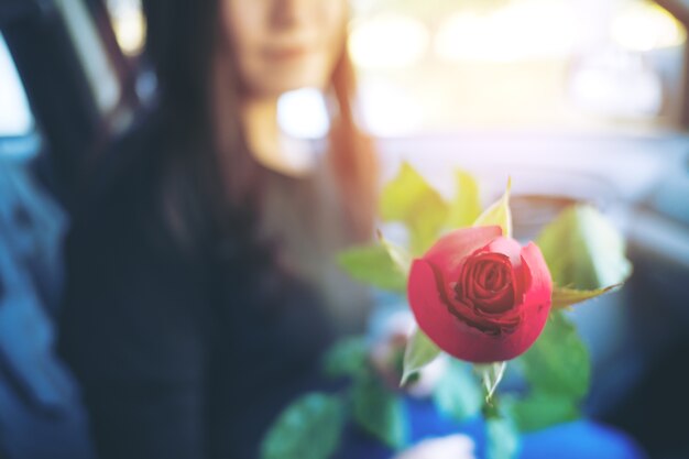 Femme avec une rose rouge