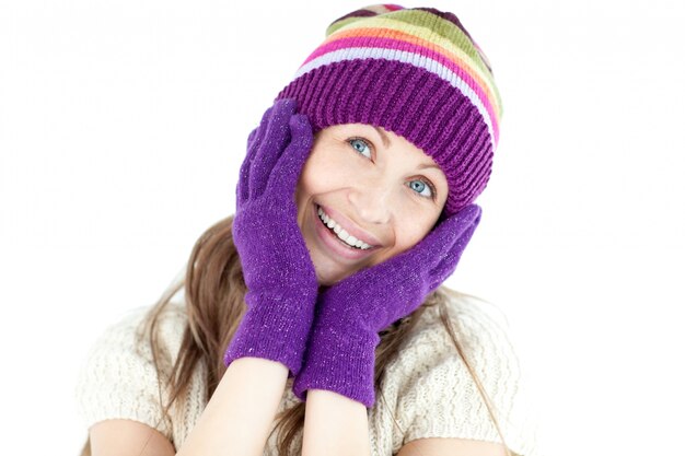 Femme rougeoyante avec des gants et une casquette